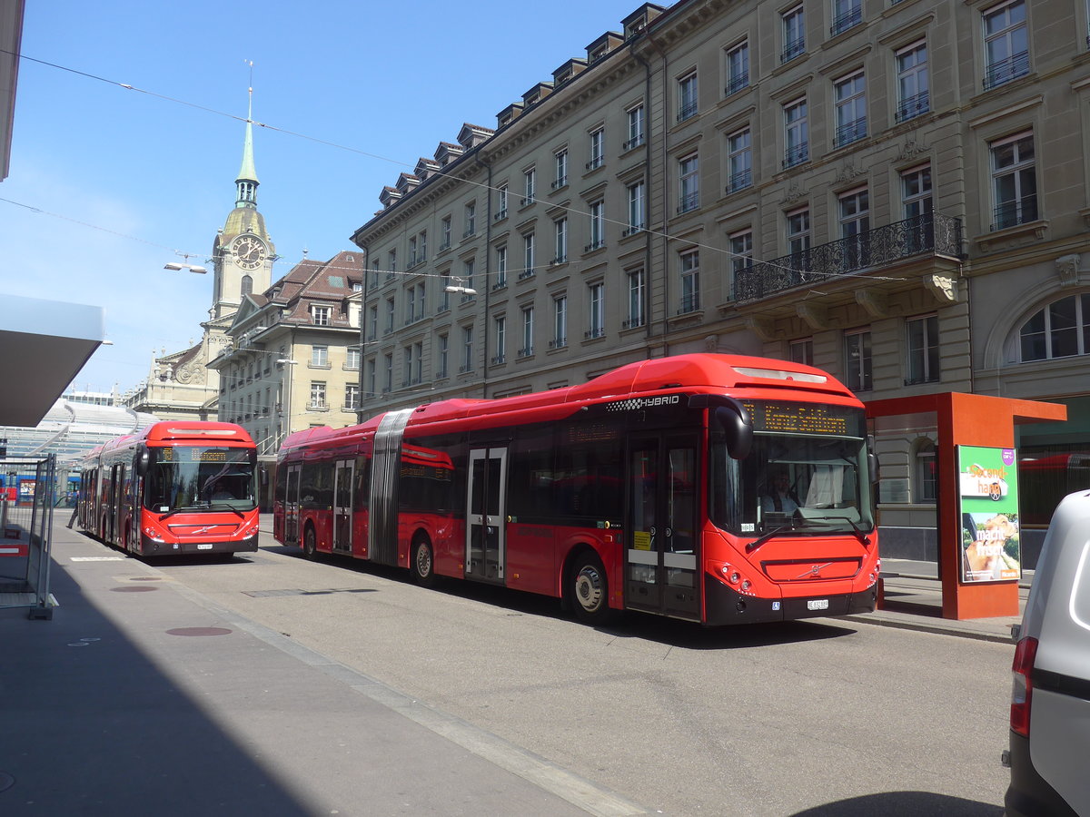 (215'598) - Bernmobil, Bern - Nr. 881/BE 832'881 + Nr. 889/BE 832'889 - Volvo am 27. M�rz 2020 beim Bahnhof Bern