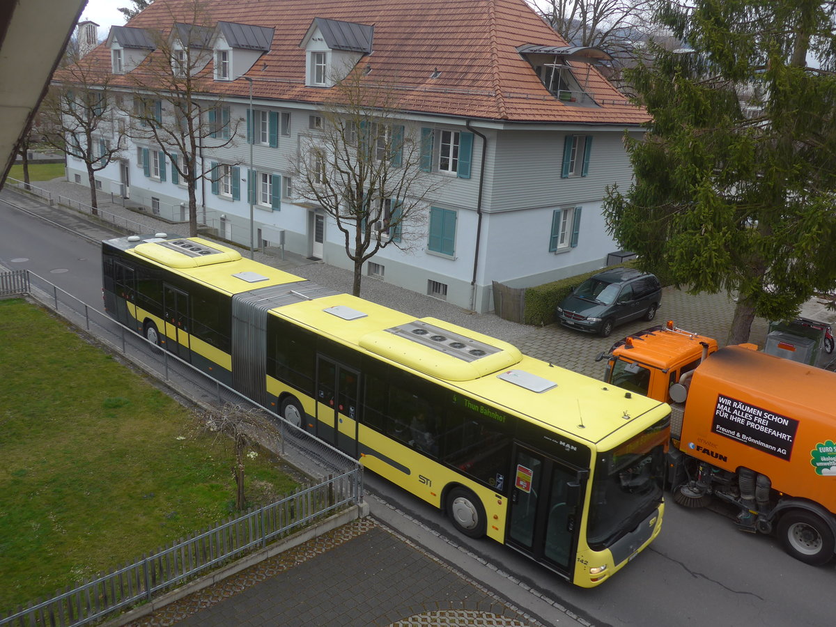 (215'671) - STI Thun - Nr. 142/BE 801'142 - MAN am 30. M�rz 2020 in Thun-Lerchenfeld, Langestrasse