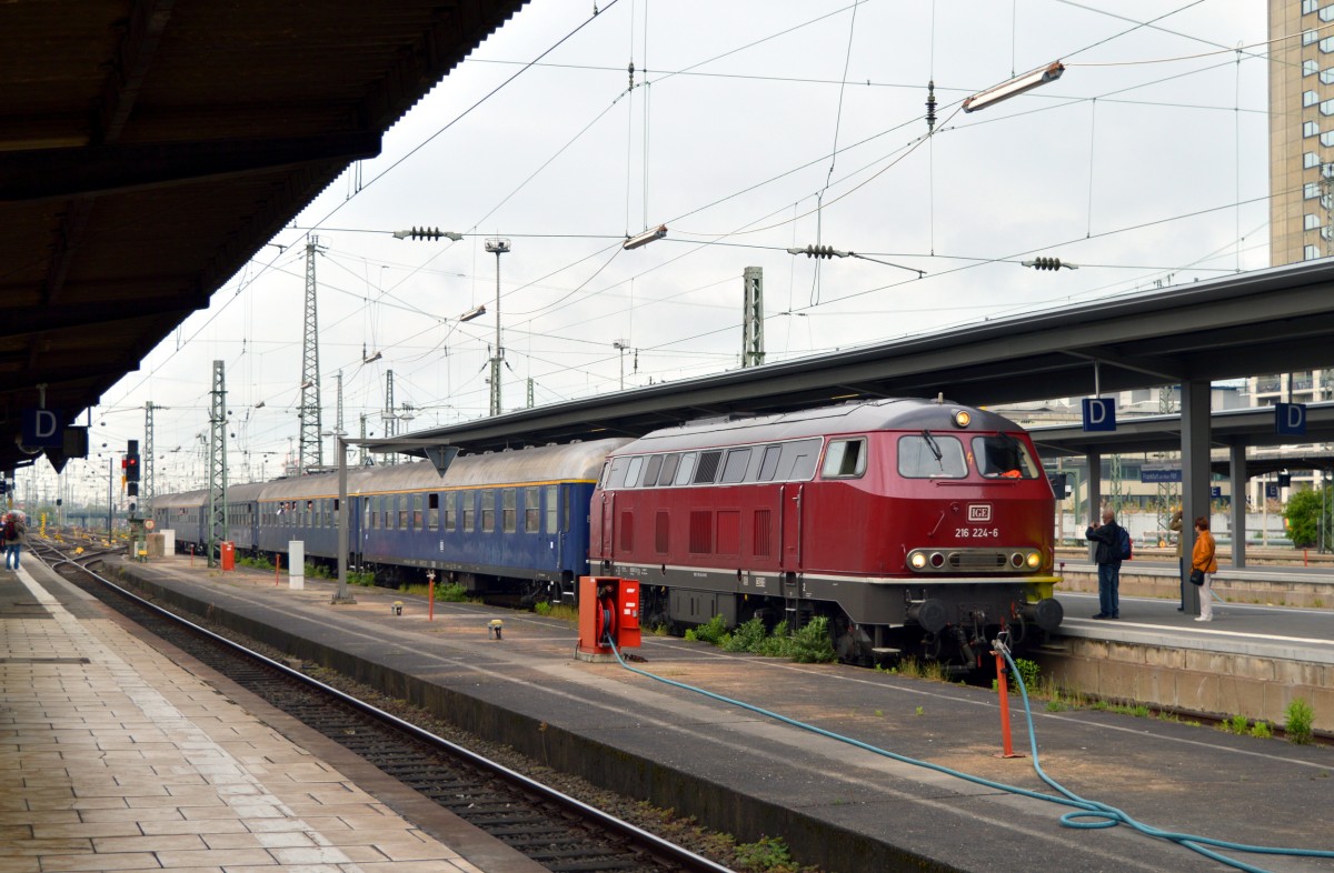 216 224 (IGE) bei der Ankunft mit dem Zubringerzug aus N�rnberg am 26.04.2015 in Frankfurt Hbf.