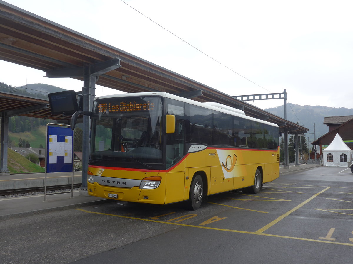 (216'510) - K�bli, Gstaad - Nr. 3/BE 330'862 - Setra am 26. April 2020 beim Bahnhof Gstaad