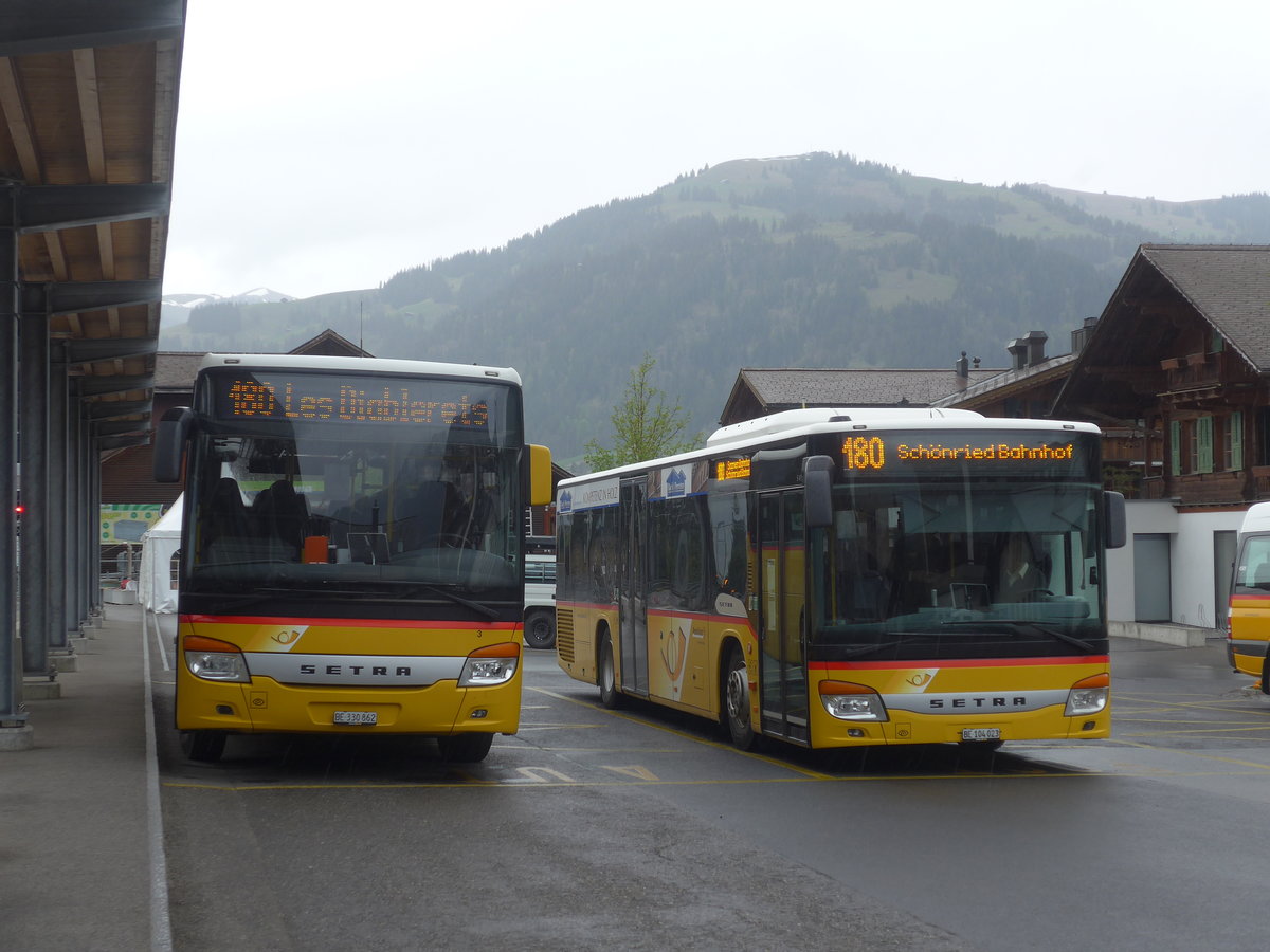 (216'514) - K�bli, Gstaad - Nr. 3/BE 330'862 - Setra + BE 104'023 - Setra (ex Nr. 1) am 26. April 2020 beim Bahnhof Gstaad