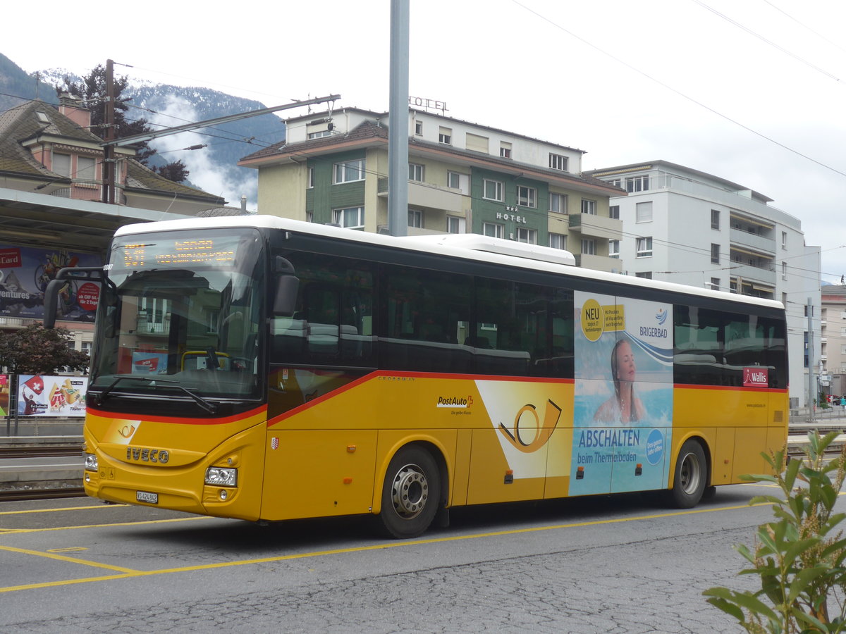 (216'537) - PostAuto Wallis - VS 424'842 - Iveco am 28. April 2020 beim Bahnhof Brig