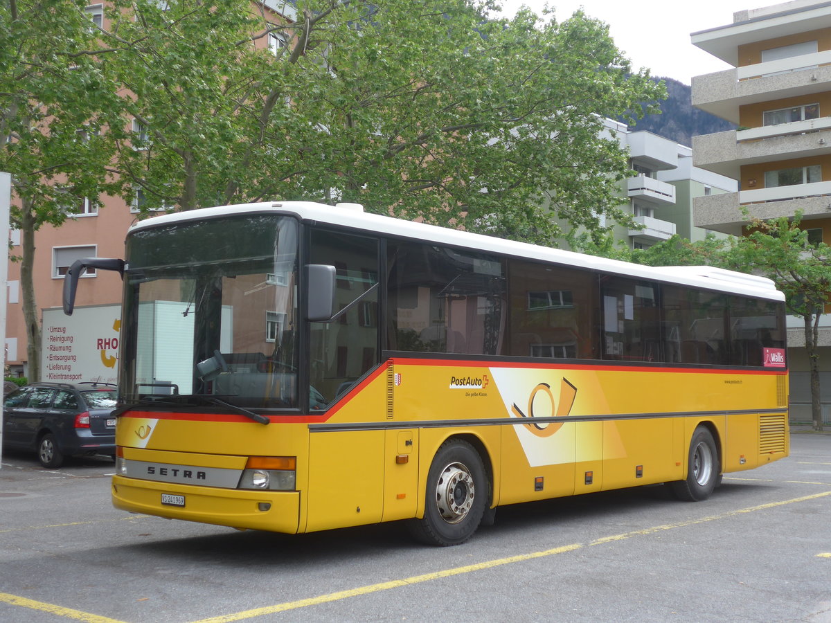 (216'565) - PostAuto Wallis - VS 241'969 - Setra (ex Zerzuben, Visp-Eyholz Nr. 62; ex PostAuto Wallis) am 28. April 2020 in Brig, Garage