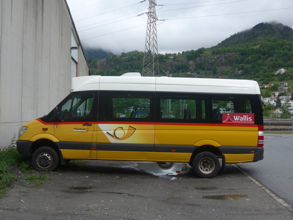 (216'649) - PostAuto Wallis - (VS 241'981) - Mercedes am 2. Mai 2020 bei Brig