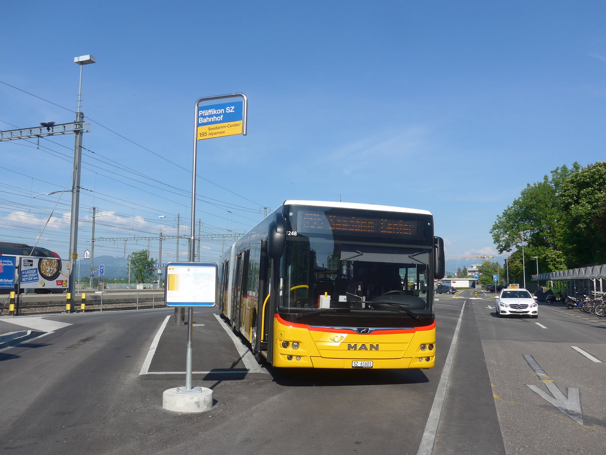 (216'891) - PostAuto Ostschweiz - SZ 61'601 - MAN am 9. Mai 2020 beim Bahnhof Pf�ffikon