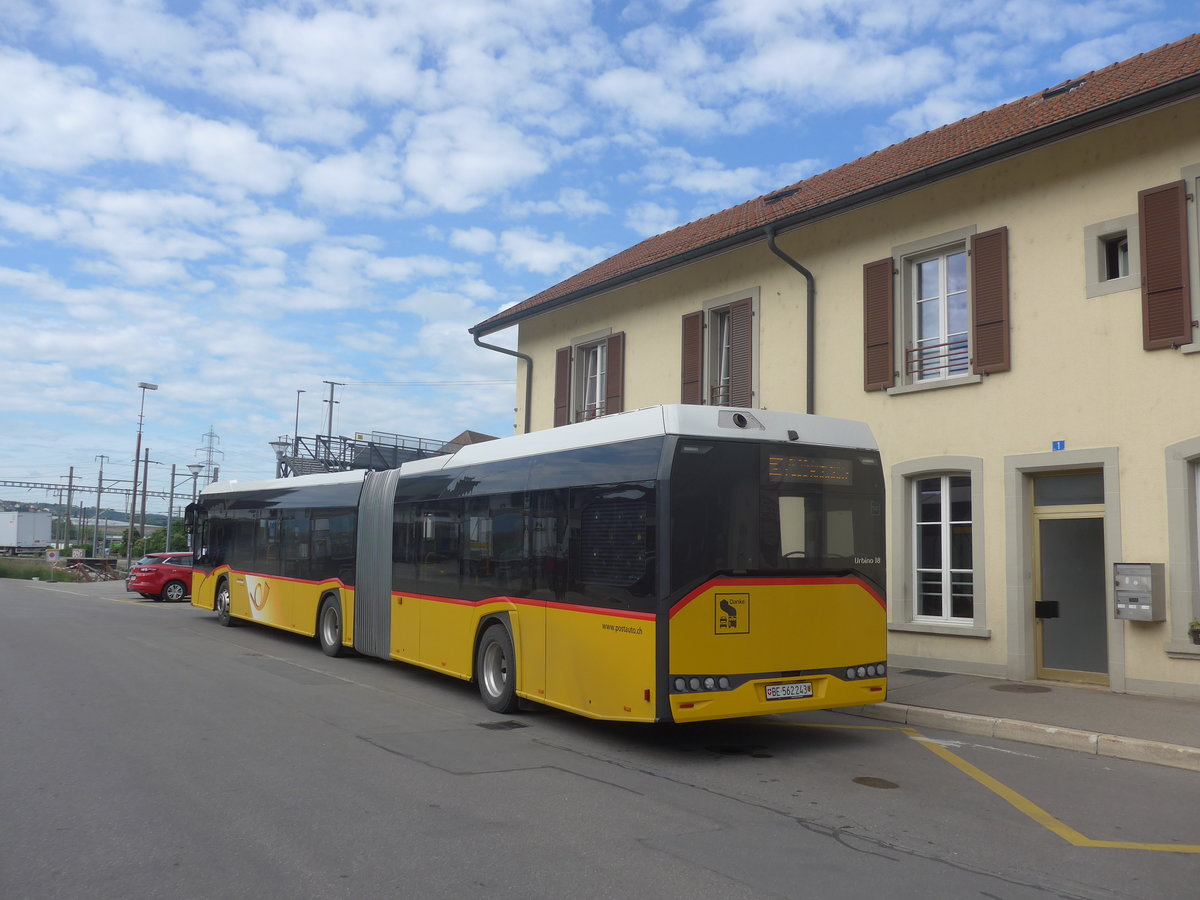 (216'930) - PostAuto Bern - BE 562'243 - Solaris am 10. Mai 2020 beim Bahnhof Kerzers