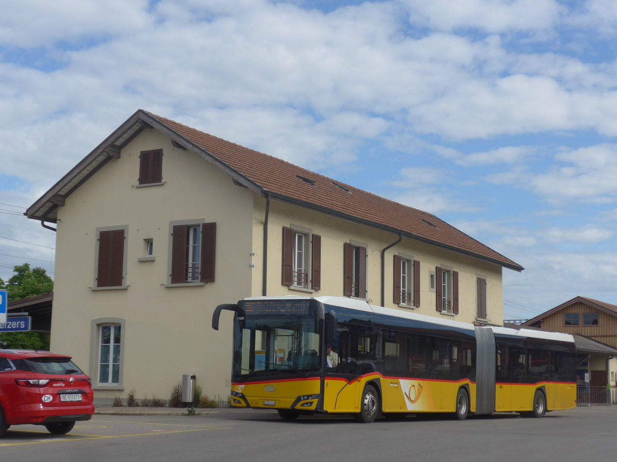 (216'931) - PostAuto Bern - BE 562'243 - Solaris am 10. Mai 2020 beim Bahnhof Kerzers