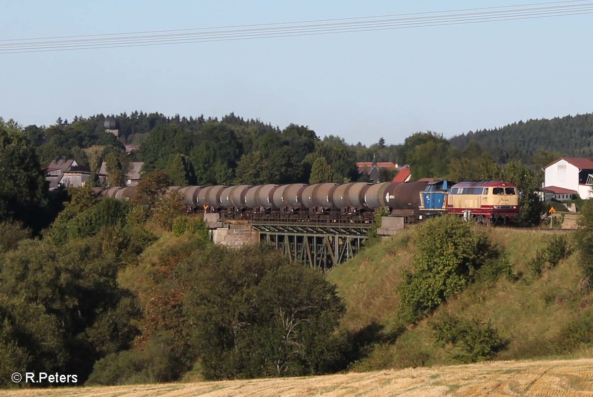 217 002 der BTE und V1253 ziehen über das Röslau Viadukt bei Seußen einen Kesselzug aus Cheb nach Ingolstadt. 31.08.16