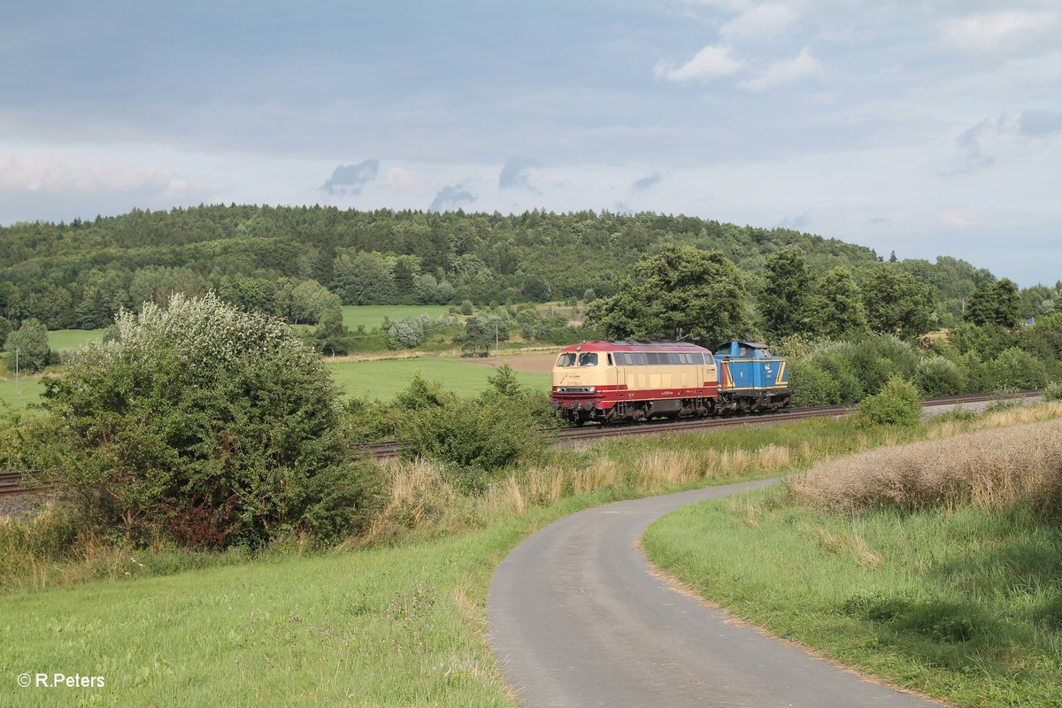 217 002 und V1253 bei Lengenfeld auf dem Weg nach Cheb um ein Kesselzug zu holen. 06.08.16