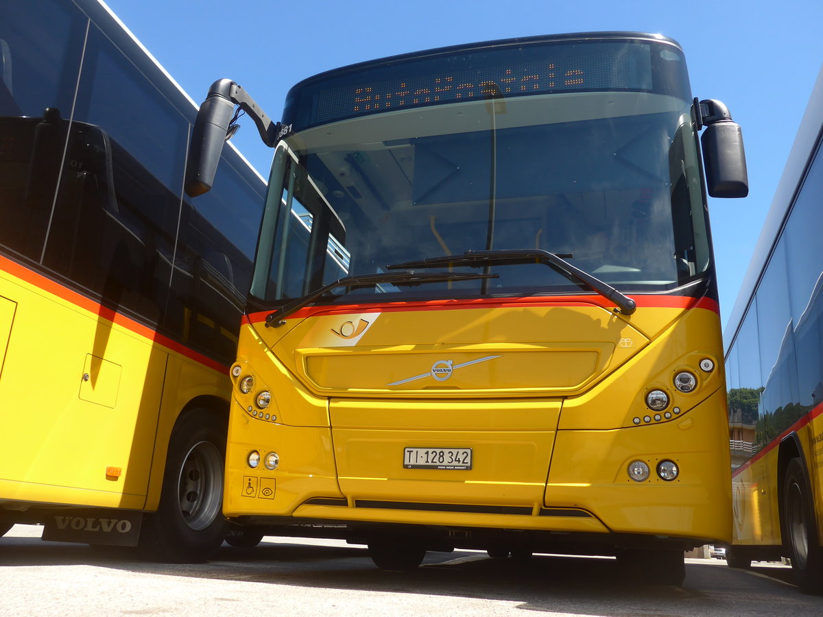 (217'313) - Autopostale, Mendrisio - TI 128'342 - Volvo am 24. Mai 2020 in Mendrisio, Garage