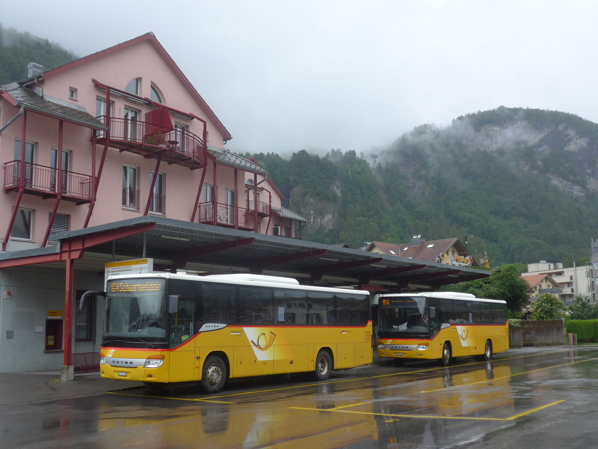 (217'639) - PostAuto Bern - BE 401'263 - Setra (ex AVG Meiringen Nr. 63) + BE 401'364 - Setra (ex AVG Meiringen Nr. 64) am 7. Juni 2020 in Meiringen, Postautostation