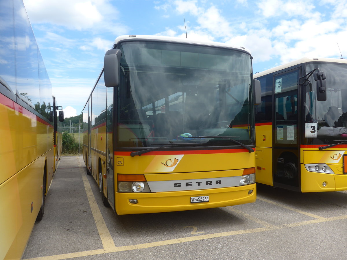 (217'872) - CarPostal Ouest - VD 452'266 - Setra (ex Schnider, Sch�pfheim) am 13. Juni 2020 in Daillens, Planzer