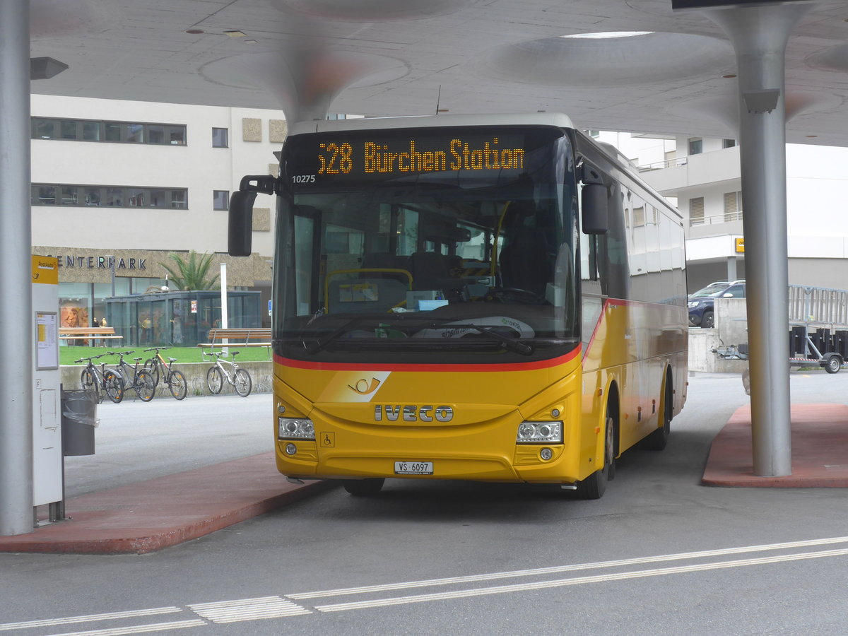 (217'918) - Autotour, Visp - VS 6097 - Iveco am 13. Juni 2020 beim Bahnhof Visp