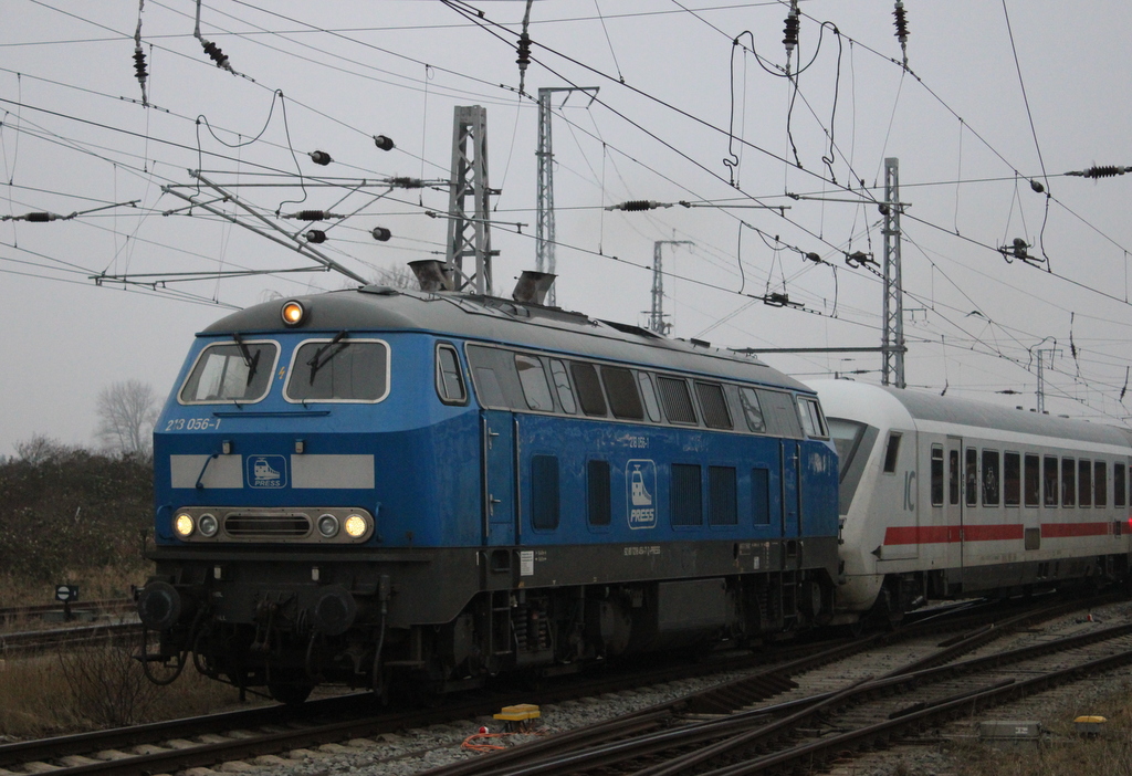 218 056-1(218 454-7)mit IC 2261 von Greifswald nach Hamburg Hbf am 25.01.2026 im Rostocker Hbf