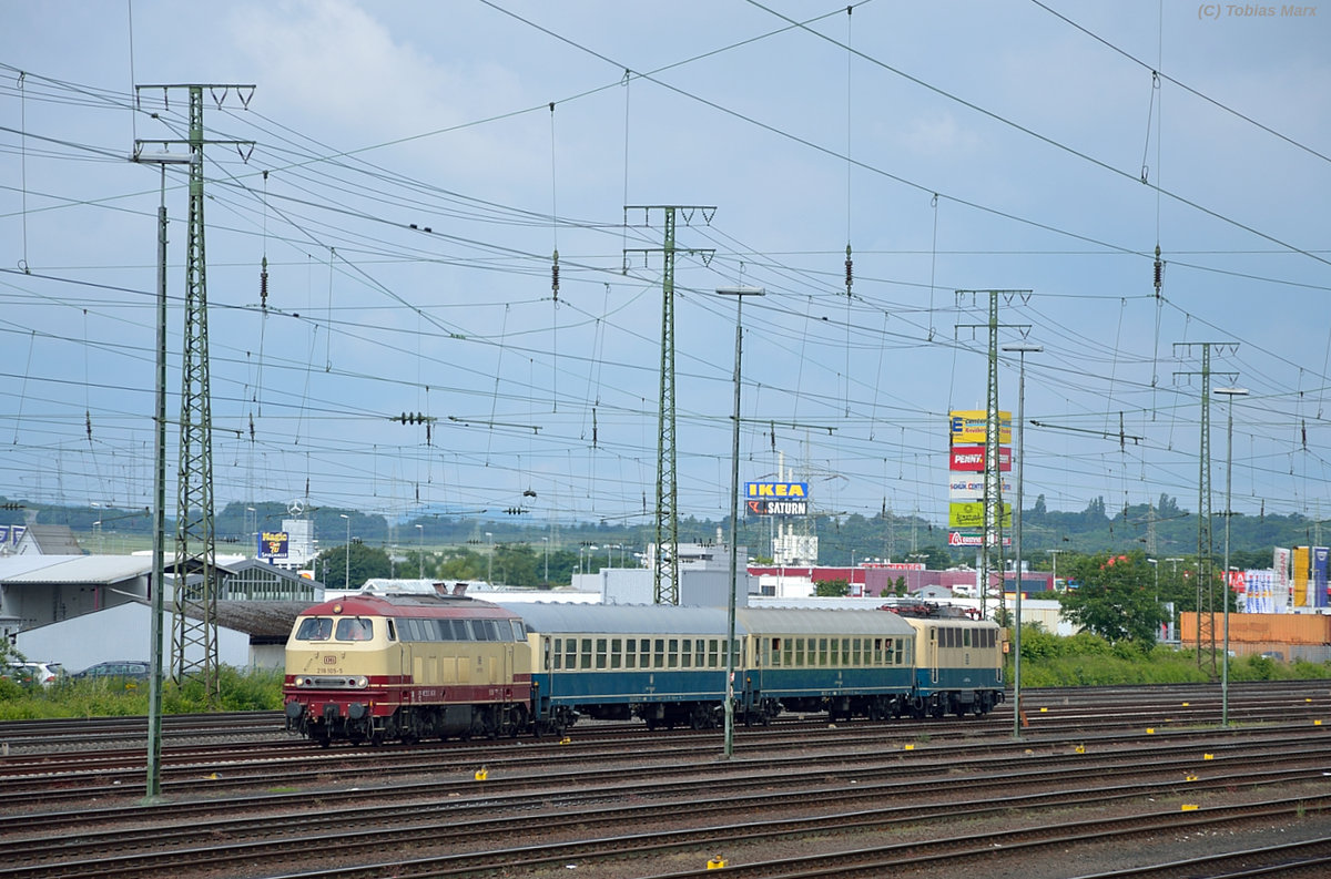 218 105 (NeSa) und 140 423 (DB Museum) waren im Pendelzugdienst Koblenz Hbf-DB Museum. Hier beim verlassen von Koblenz-Lützel am 18.06.2016