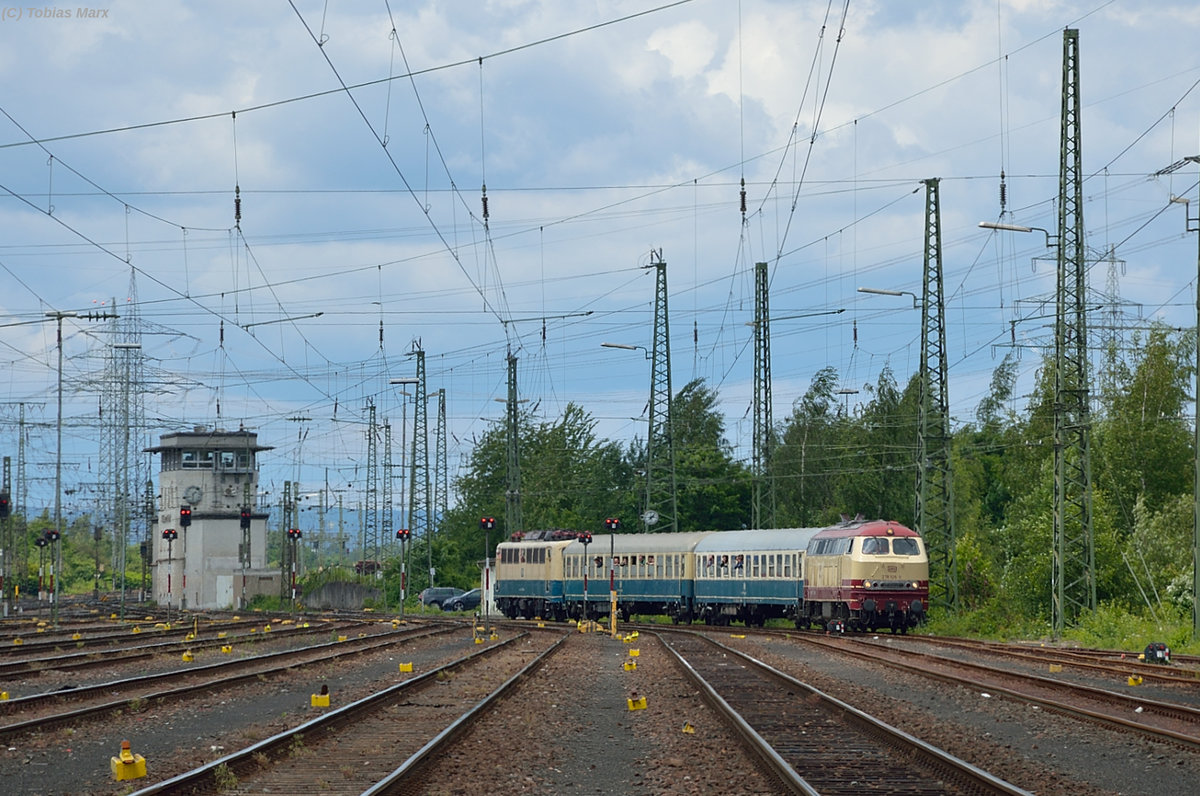 218 105 (NESA) und 140 423 (DB Museum) pendelten beim Sommerfest in Koblenz zwischen DB Museum und Koblenz Hbf. Hier bei der Einfahrt am 18.06.2016 in Koblenz-Lützel. Ich gehörte zur Lokbesatzung der 141 228 beim Sommerfest, daher konnte ich mit Warnweste dort fotografieren.