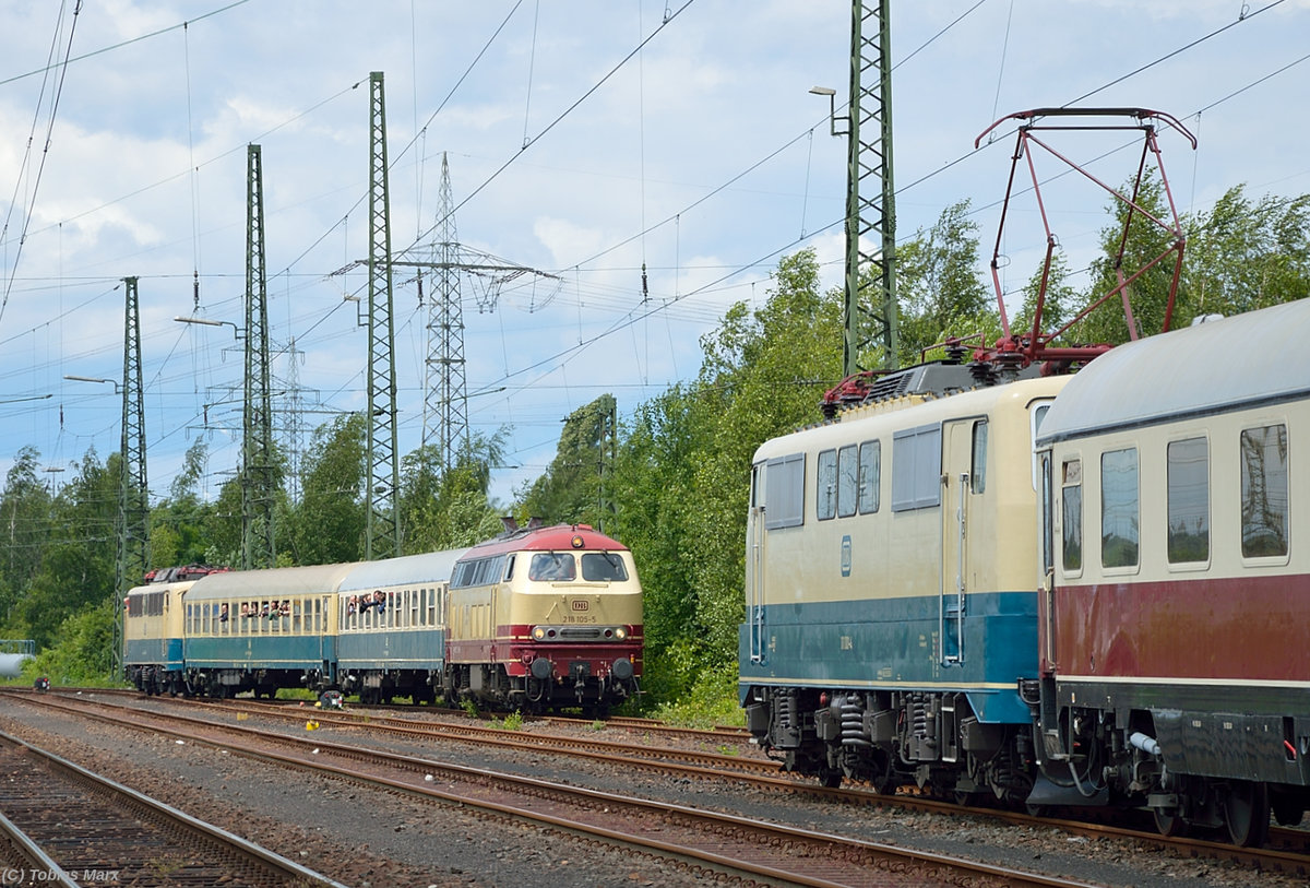 218 105 (NESA) und 140 423 (DB Museum) pendelten beim Sommerfest in Koblenz zwischen DB Museum und Koblenz Hbf. Hier bei der Einfahrt am 18.06.2016 in Koblenz-Lützel. Rechts steht 111 001 (DB Museum) die mit dem TEE von Köln kamIch gehörte zur Lokbesatzung der 141 228 beim Sommerfest, daher konnte ich mit Warnweste dort fotografieren.