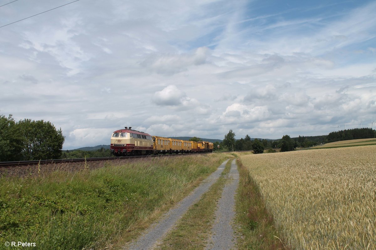 218 105 überführt ein SPENO und anderes Baugerümpel bei Marktleuthen. 02.07.17