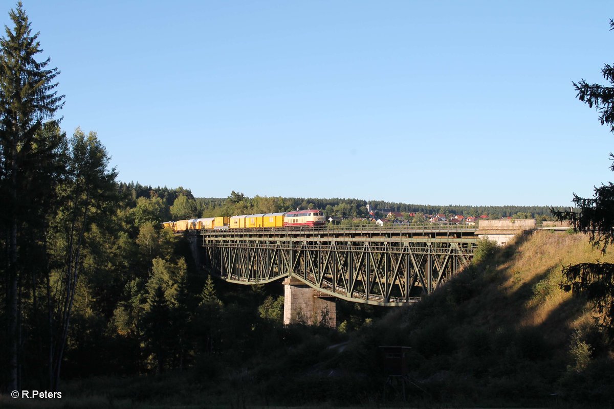 218 105 Überführt einen Bauzug samt Trupp nach Erlangen und überquert das Fichtelnaab Viadukt bei Neusorg. 31.08.16