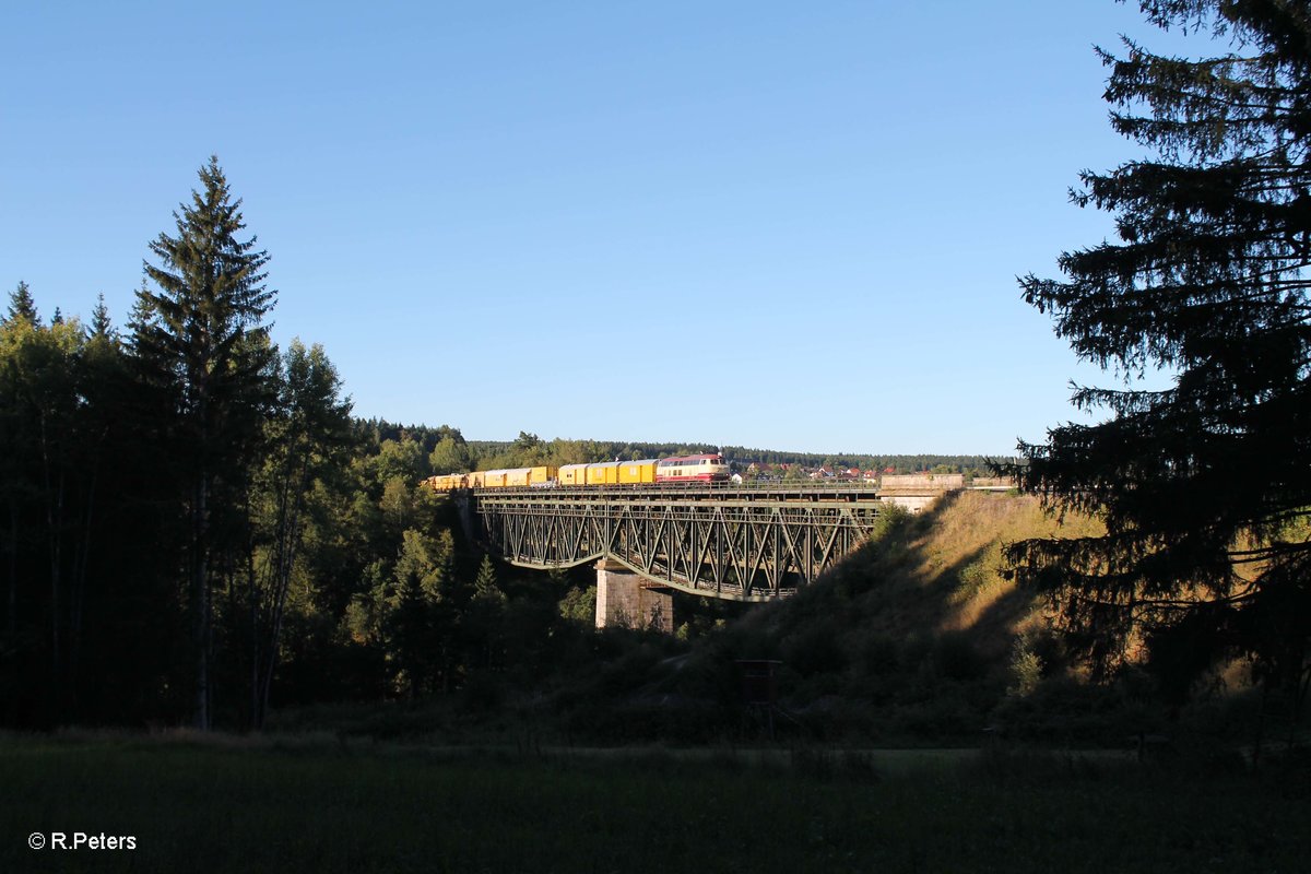 218 105 Überführt einen Bauzug samt Trupp nach Erlangen und überquert das Fichtelnaab Viadukt bei Neusorg. 31.08.16