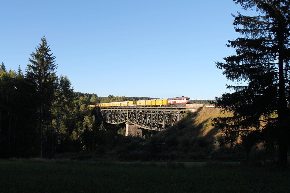 218 105 Überführt einen Bauzug samt Trupp nach Erlangen und überquert das Fichtelnaab Viadukt bei Neusorg. 31.08.16