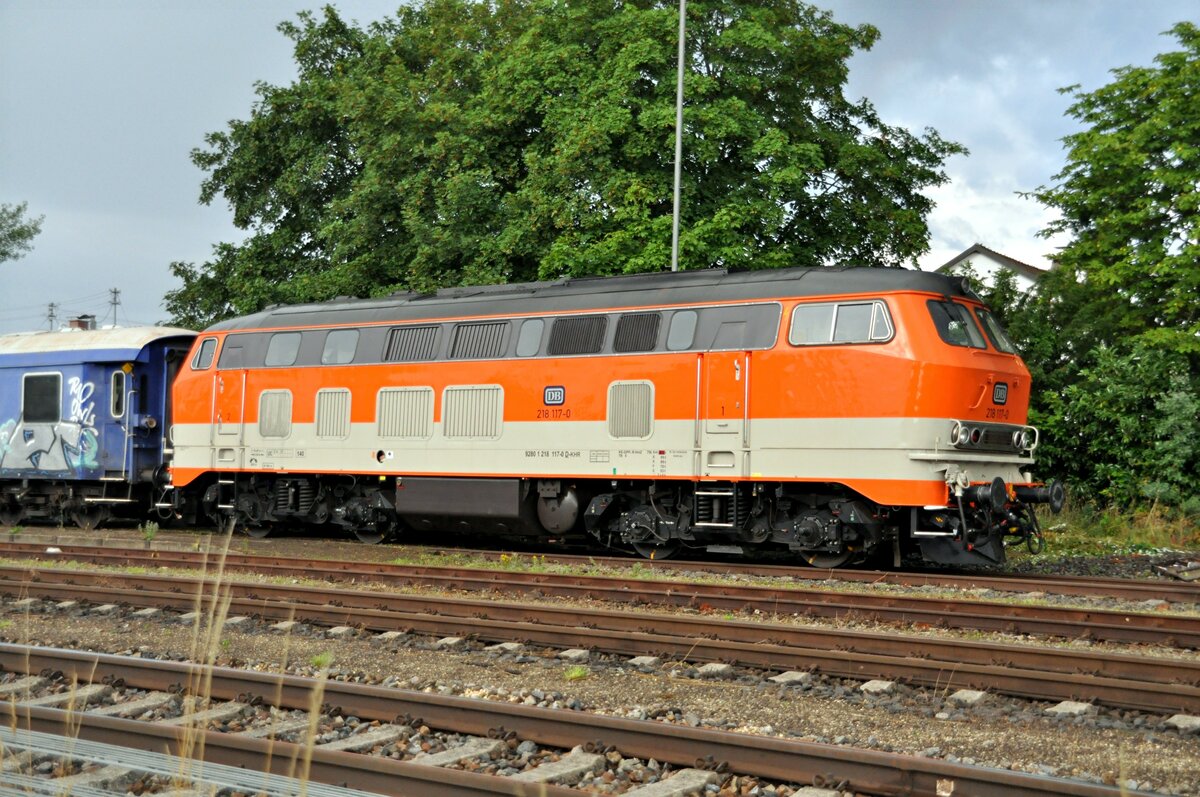 218 117-0 in City-Bahn Lackierung (92 80 1 218 117-0 D-KHR) hat den 500 to Trafo nach V�hringen gebracht und hat Pause bis zum R�cktransport des leeren Tragschnabelwagens, am 29.07.2023.