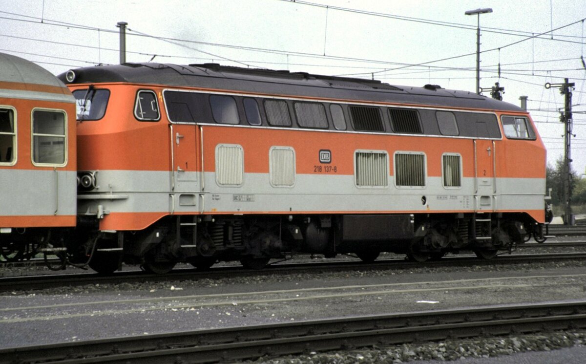 218 137-8 mit City-Bahn Aussehen bei der Jubil�umsparade f�r 150 Jahre Deutsche Eisenbahn in N�rnberg am 14.09.1985.