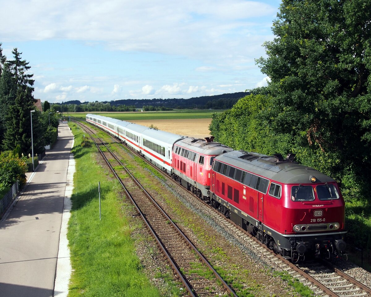218 155-0 und eine weitere 218 mit IC 2013 Allgäu in Vöhringen am 02.08.2021.