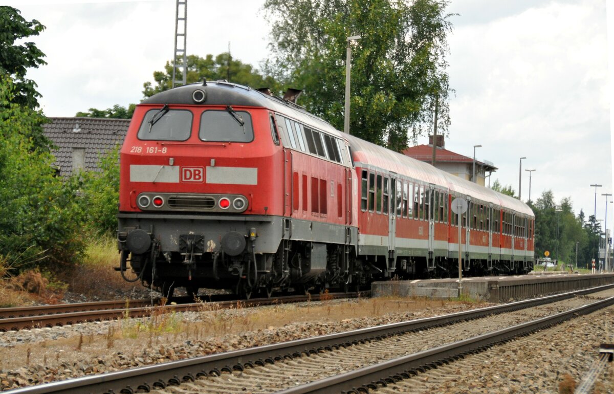 218 161-8 mit Nahverkehrszug in Vöhringen am 10.07.2009.