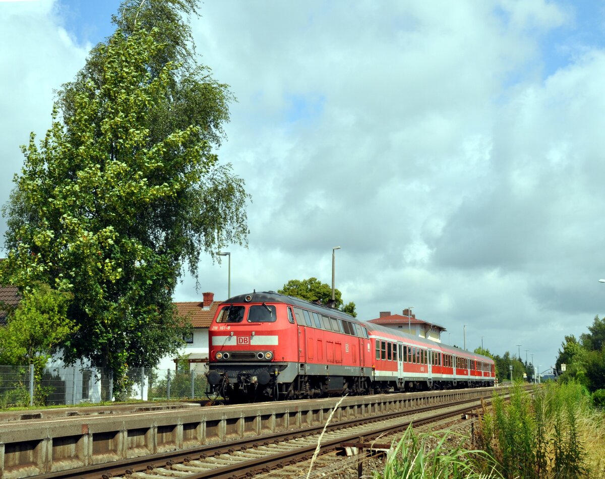 218 161-8 Schub von Nahverkehrszug in Vöhringen am 09.07.2009.