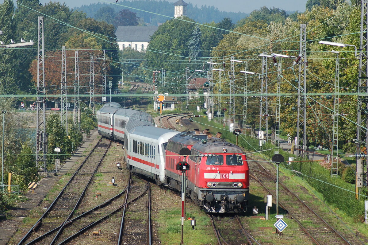 218 194 und eine weitere 218 mit IC auf der Einfahrt nach Lindau über den Bodenseedamm am 30.08.2008.