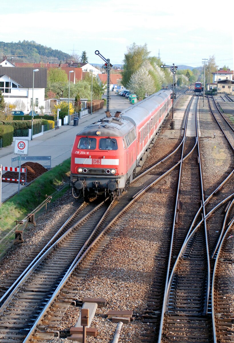 218 204-6 und 218 390-1 schiebend in Vöhringen am 19.04.2009.