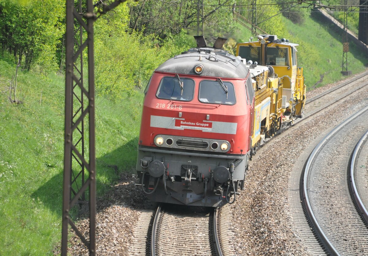 218 261-6 mit Bauzugwagen von der Gleisbaugruppe auf der Geislinger Steige am 06.05.2011.