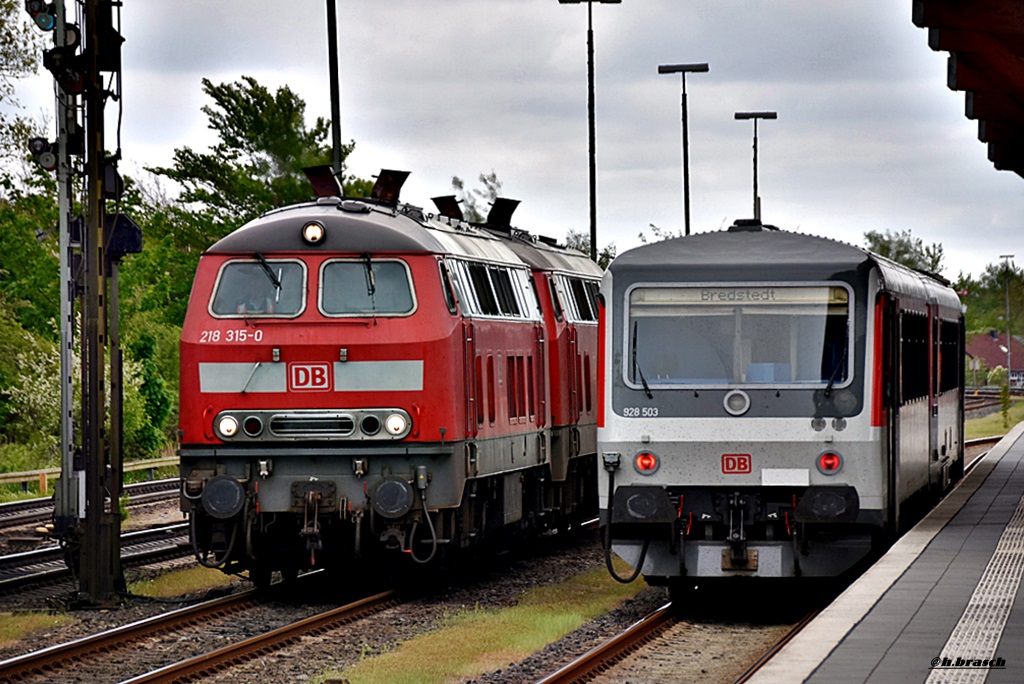 218 315-0 mit 218 314-3,daneben 928 503,im bf nieb�ll,01.05.16