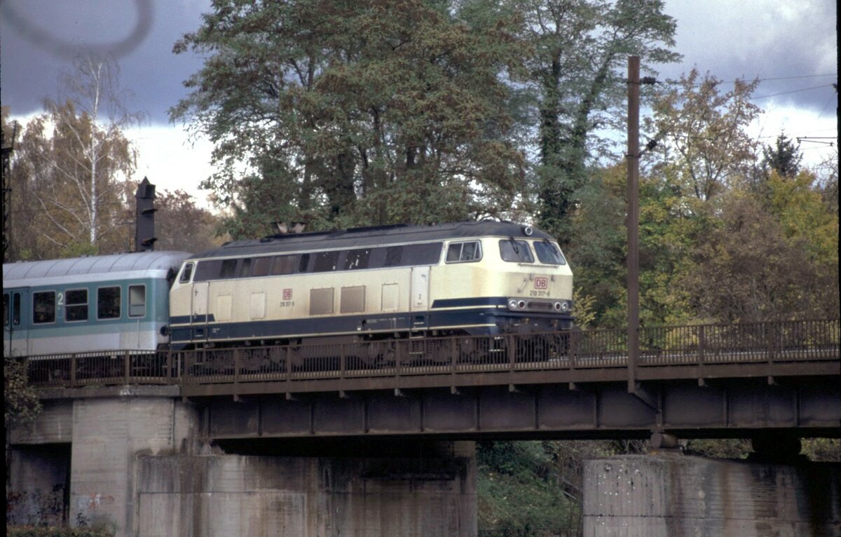 218 317-6 im Nahverkehr auf der Donaubrücke in Ulm am 05.10.2002.