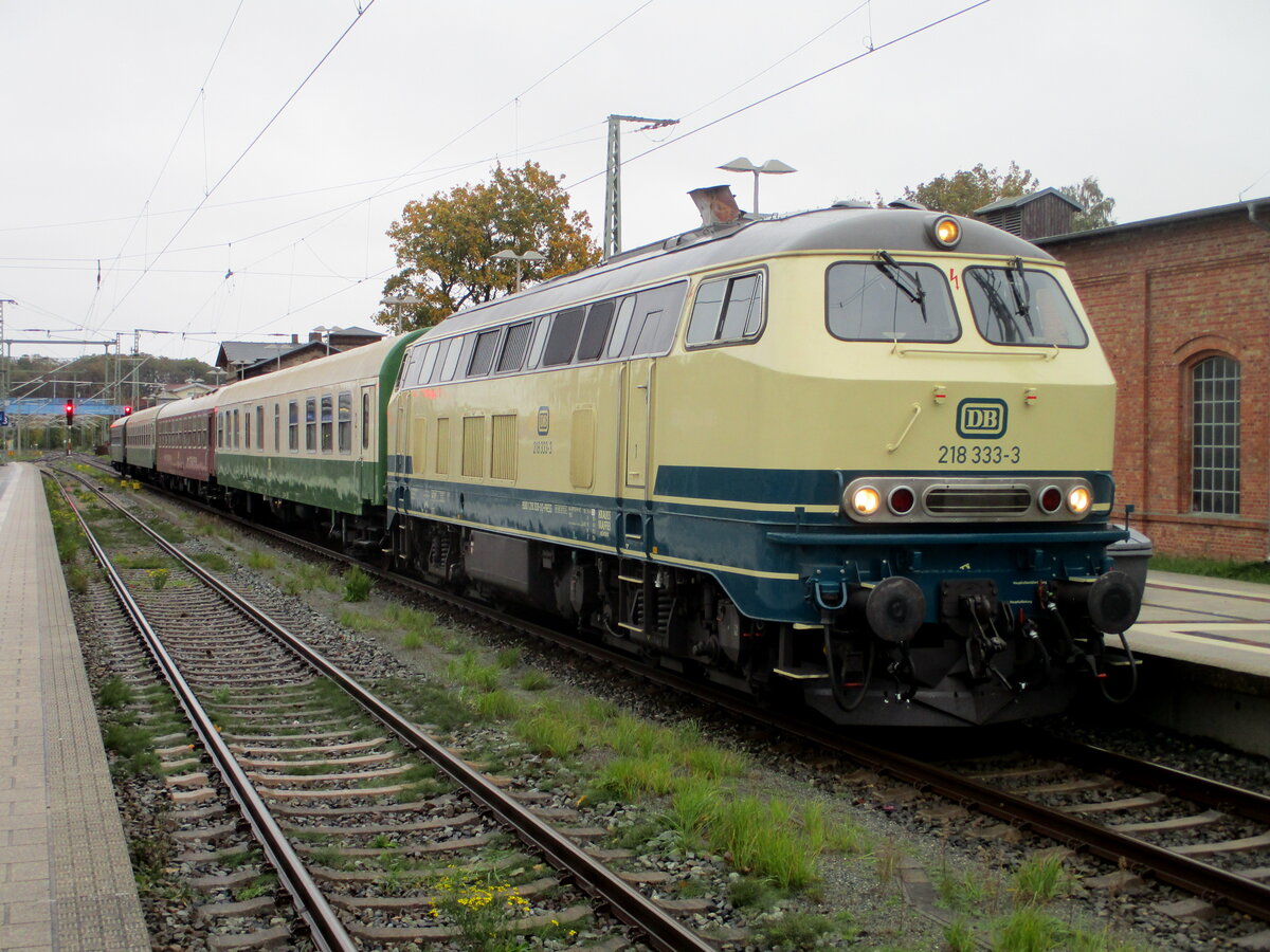 218 333 mu�te,am 18.Oktober 2026,warten bis der planm��ige RB,aus Lauterbach Mole,in Bergen/R�gen war,dann erhielt der Sonderzug Ausfahrt nach Putbus.