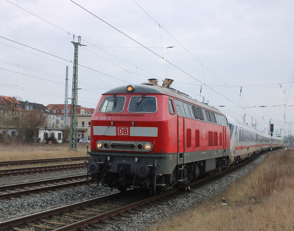 218 366-3 mit IC 2260(AH-AL-WR)bei der Einfahrt im Rostocker Hbf.15.03.2026