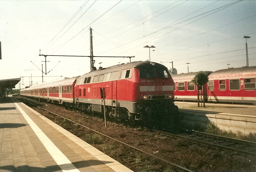 218 389 mit einem Regionalzug in Itzehoe.