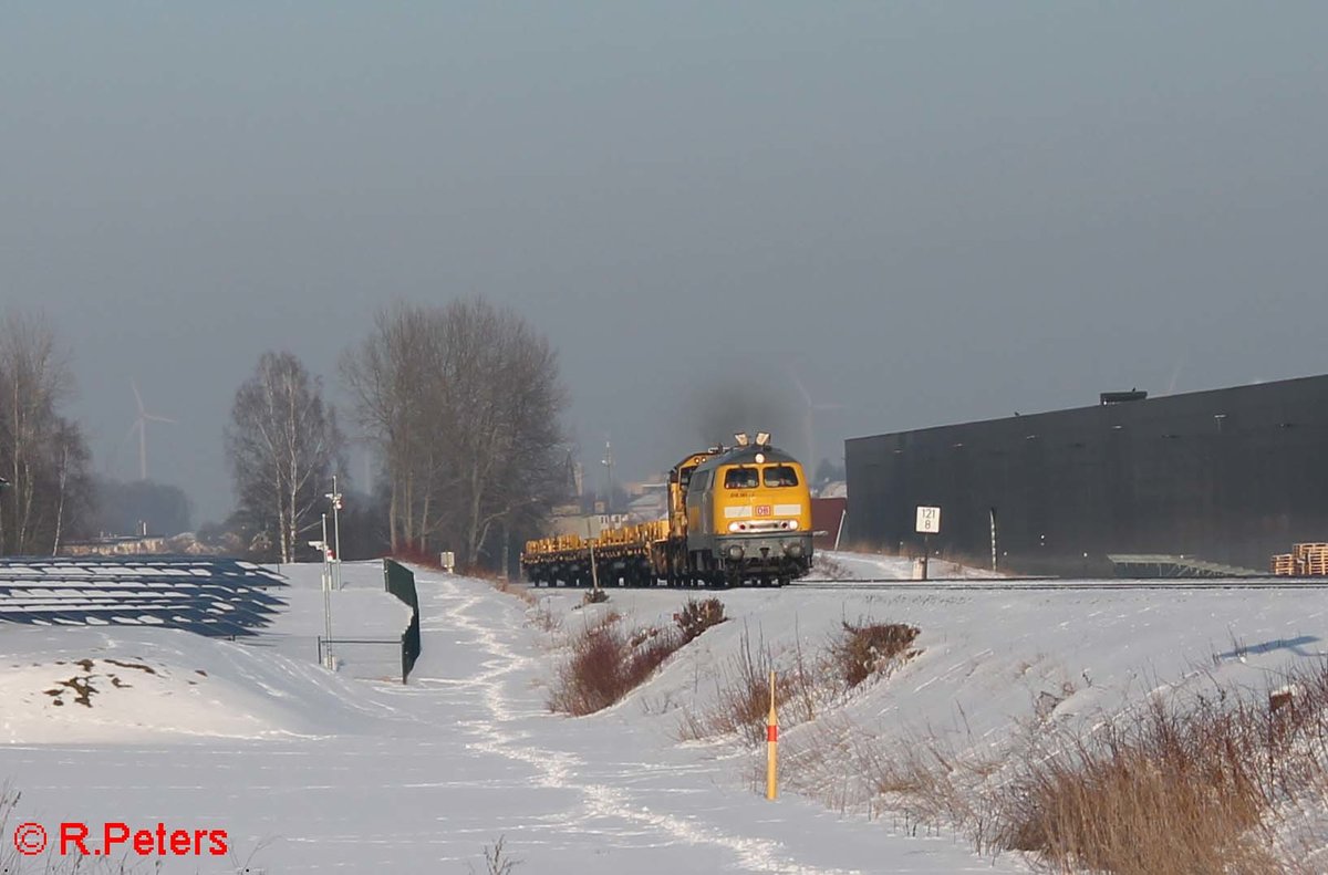 218 391-1 hat Marktredwitz verlassen mit einem Bauzug nach Neuenmarkt/Wirsberg und is hier kurz vor Waldershof. 22.01.17