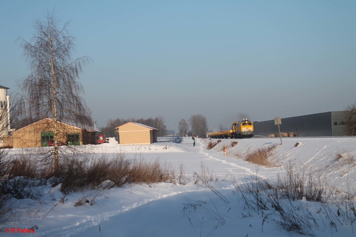 218 391-1 hat Marktredwitz verlassen mit einem Bauzug nach Neuenmarkt/Wirsberg und is hier kurz vor Waldershof. 22.01.17