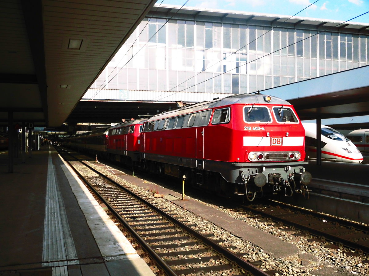 218 403 mit einer weiteren 218er mit einem SBB EuroCity im M�nchener Hbf am 21.6.17