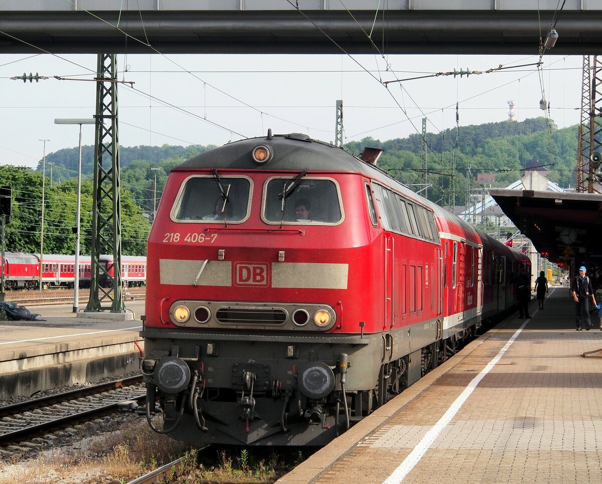 218 406-7 in Ulm mit Nahverkehrszug am 30.05.2015.
