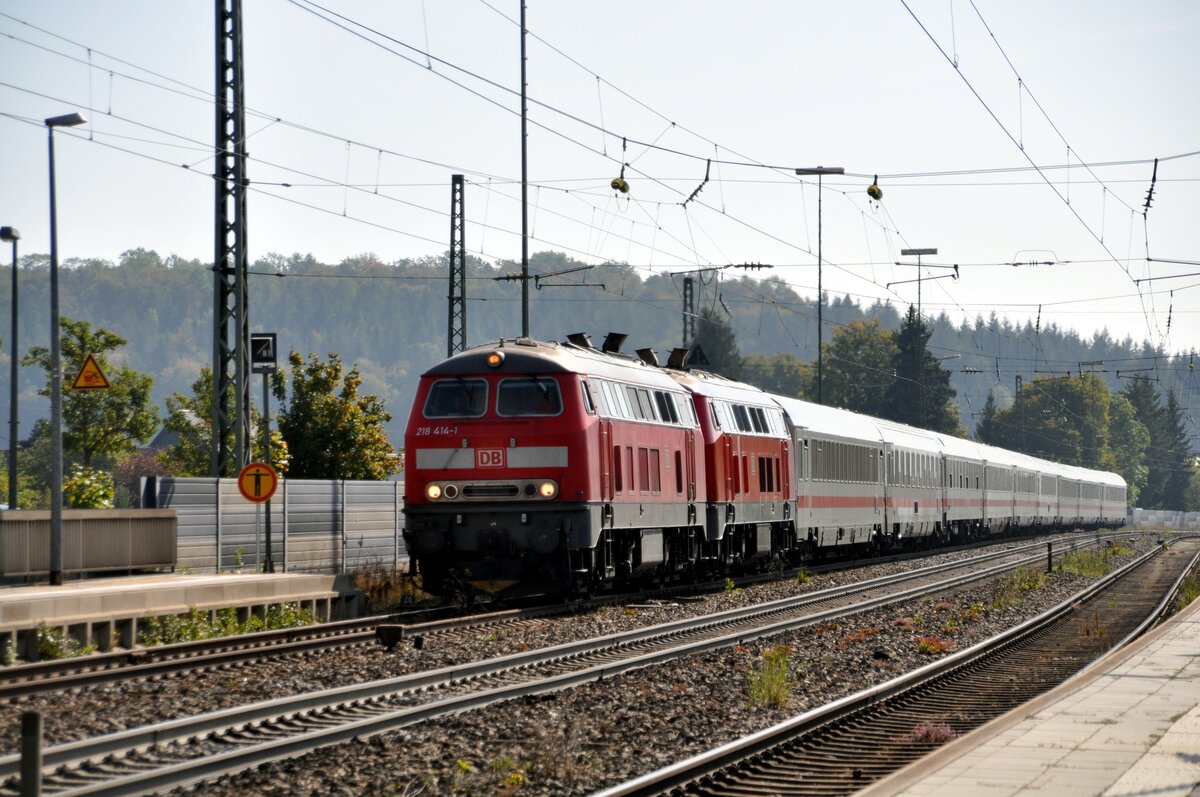218 414-1 und 218 415-8 mit IC 2012 Allgäu in Amstetten am 06.10.2023.
