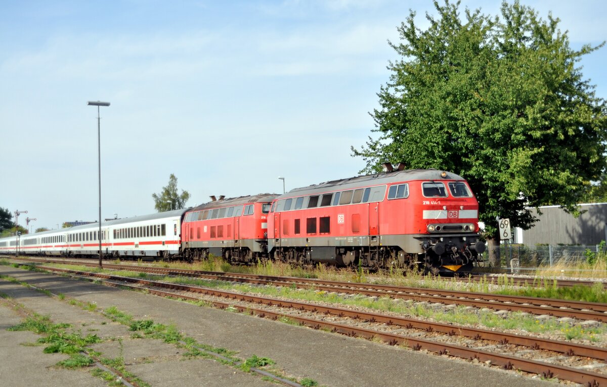 218 414-1 und 218 mit IC Allgäu in Vöhringen am 17.08.2022.