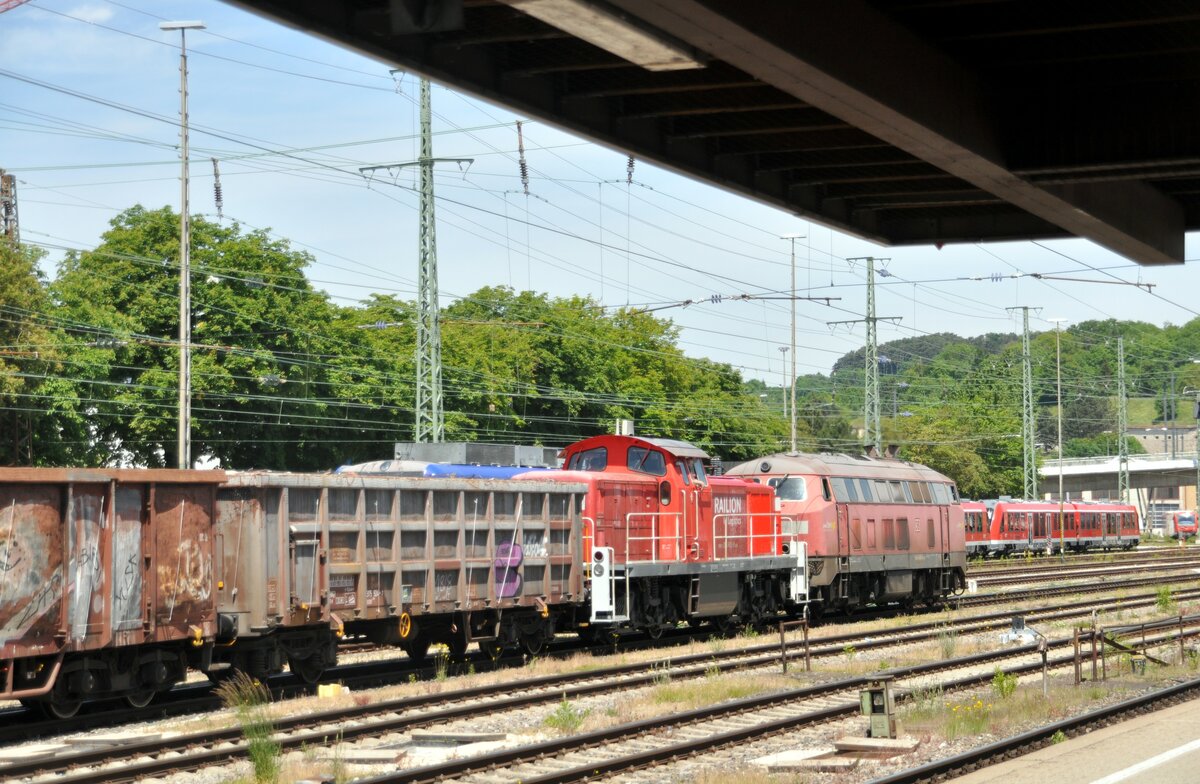 218 417-4 fährt nach ca. 40 Minuten mit dem liegengebliebenen Güterzug mit 294 602-8 zurück nach Ulm am 02.06.2022.