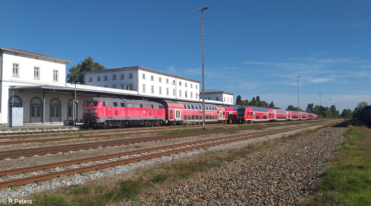 218 422-4 wartet in Simbach am Inn mit ihrem RE auf Abfahrt. 07.10.23