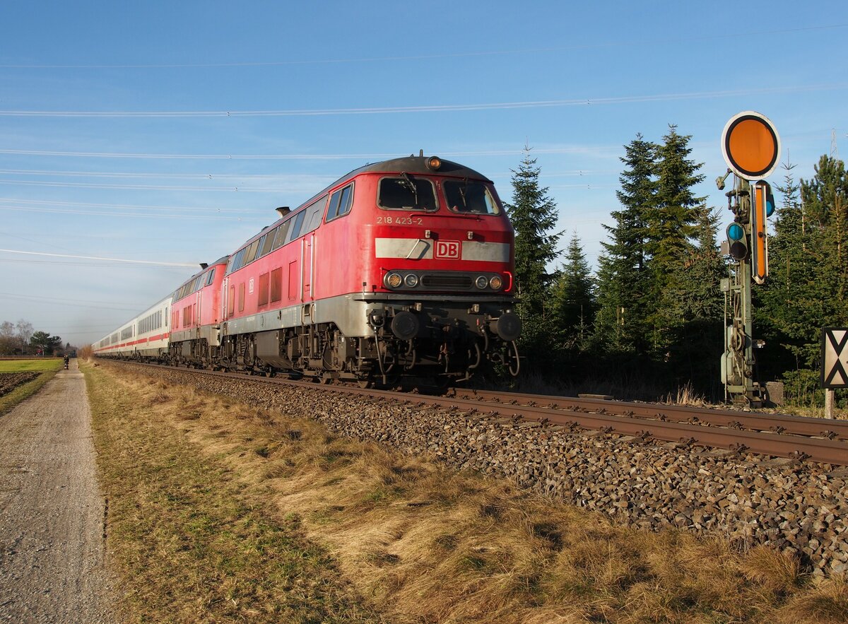 218 423-2 und 218 463-2 vor IC 2013 Allgäu bei Bellenberg am 20.02.2021.