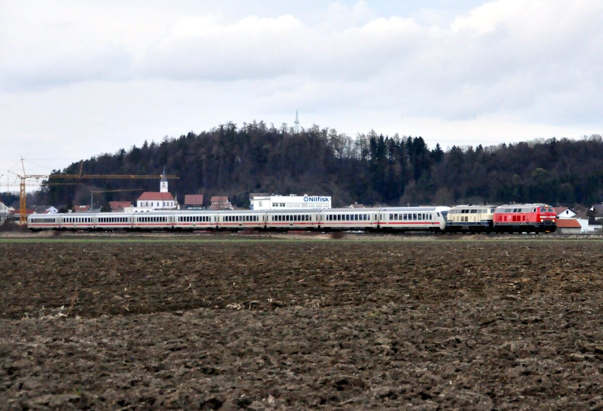 218 424-0und 218 446-3  Meike  mit IC 2013 Allgäu in Bellenberg am 20.02.2024.