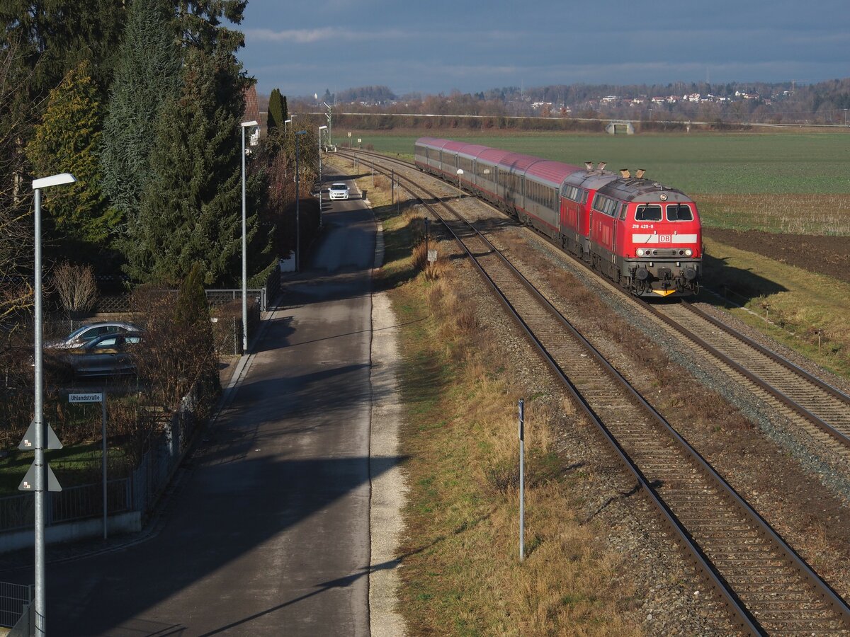 218 429-8 und eine weitere 218 mit ÖBB EC als Umleiter durch Vöhringen am 07.01.2020.