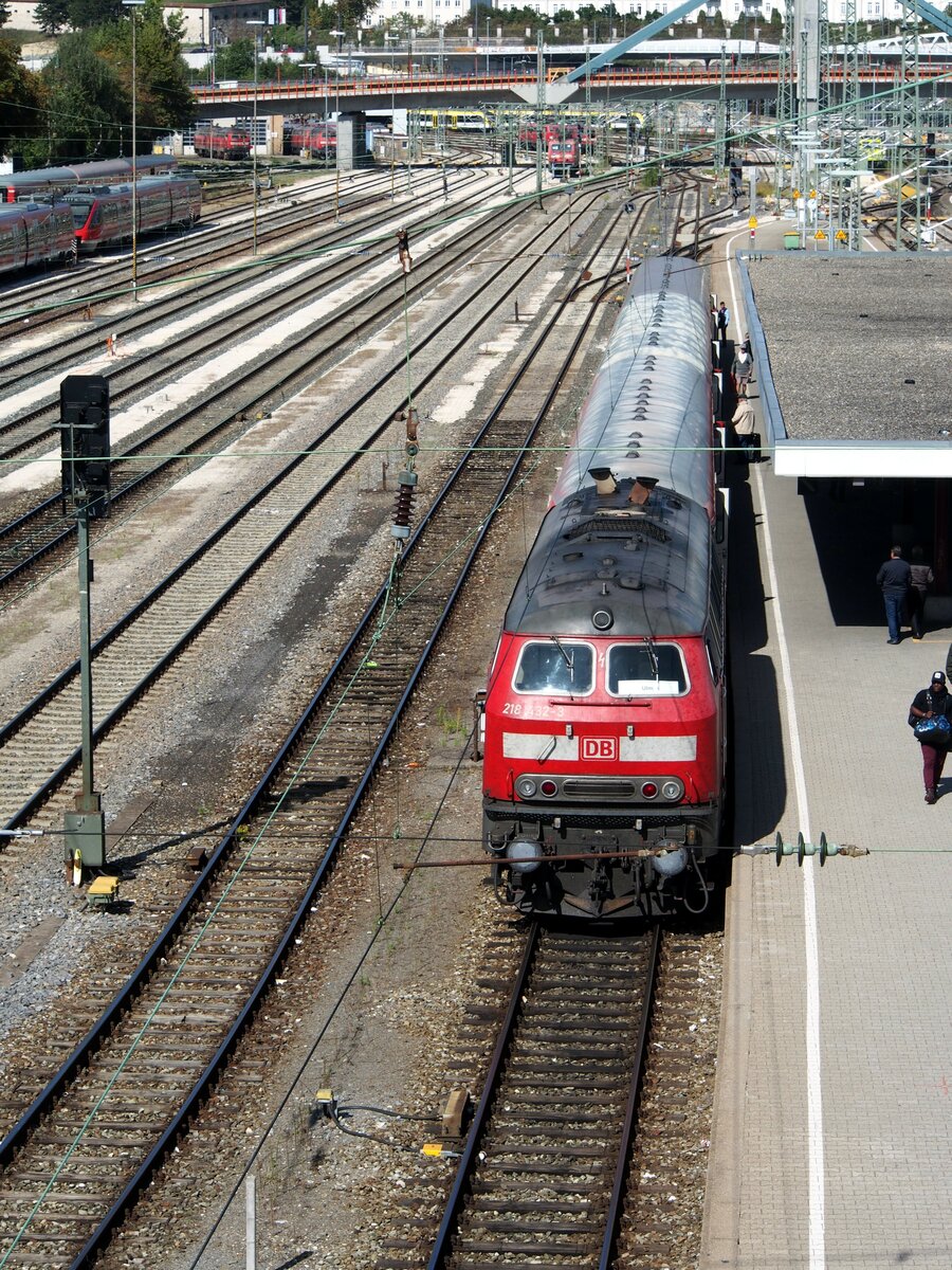 218 432-3 mit Nahverkehrszug in Ulm am 19.09.2019.